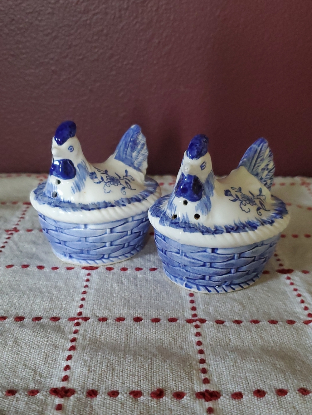 Hen Salt and Pepper Shakers (Pair)